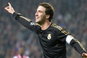 爱游戏平台-瑞安：凭借出色的球场理解力和精准的传球成为全黑队关键球员，瑞安篮球队