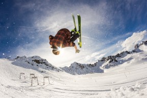 爱游戏体育app-法甲史诗对决：战术布局惊艳全场！，法甲赛场再次爆发混乱